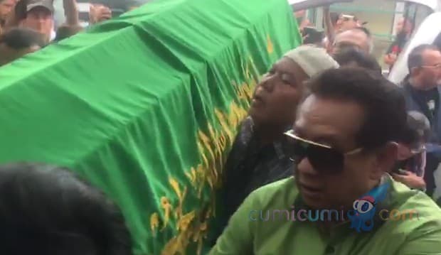 Berkacamata Hitam, Anwar Fuady Gotong Keranda Jenazah Sys NS
