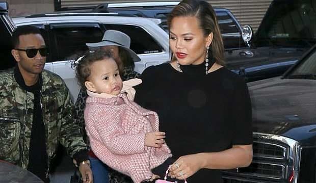 Bumil Dilarang Tiru! Ini Aksi Nekat Chrissy Teigen Saat Hamil 6 Bulan