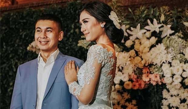 Nikah Masih Lama, Raditya Dika dan Anissa Aziza Sebar Undangan