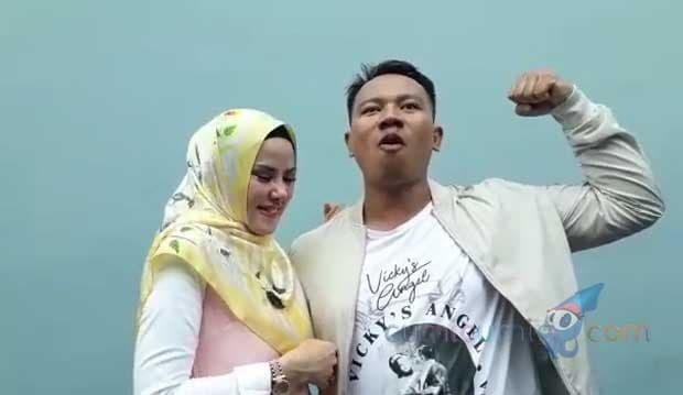 Malam Pertama, Vicky dan Angel Bak Troy dan Gandengan Busway