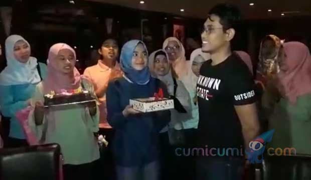 Begini Wajah Bahagia Khai Bahar Dapat Kejutan Ultah dari Tiffany Kenanga