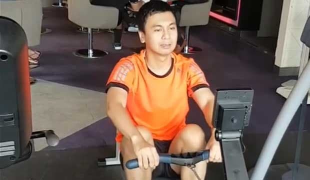 Jelang Nikah, Raditya Dika Lakukan Latihan Otot Begini