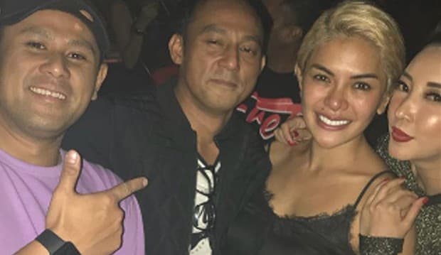 Ciuman Bibir Hot Nikita Mirzani dan Pacar Direkam Renny Sutiyoso