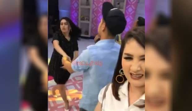 Lihat Raffi-Ayu Ting Ting Dansa Mesra, Begini Ekspresi Mona Ratuliu