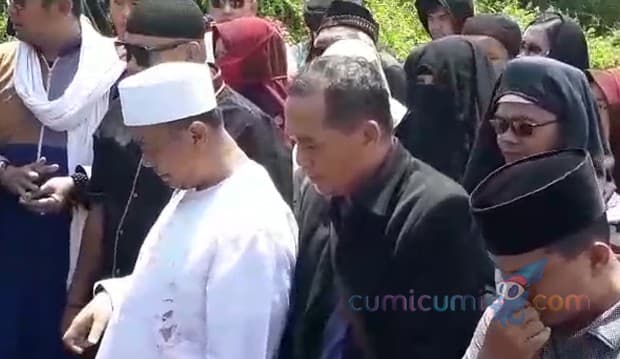 Yulia Muhammad, Wanita Bercadar Diduga Istri ketiga Opick?