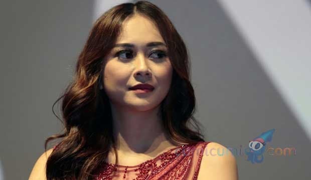 Pacaran Sama Brondong, Aura Kasih Ogah Disebut Tante-Tante