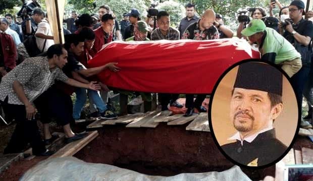 Anjasmara Masuk Liang Lahat, Didi Mahardika Absen di Pemakaman Ayah?