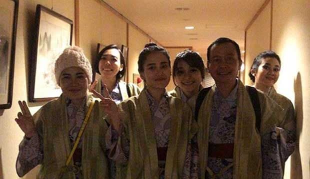 Berkimono di Jepang, Ini 5 Pose Ayu Ting Ting  dan Keluarga Saat Liburan