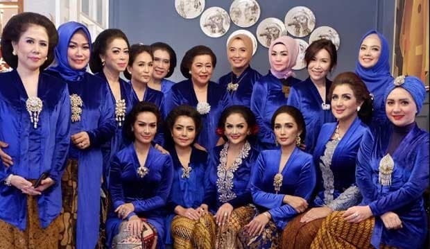 8 Foto Geng Sosialita Kepompong Bertema Kartini, Mewah dan Elegan!