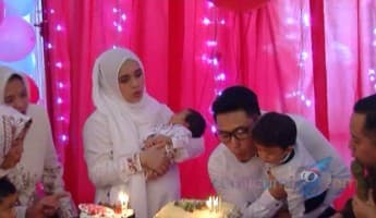 Syukuran Akikah dan Ultah, Nycta Gina 'Paksa' Anak Suka Micky Mouse