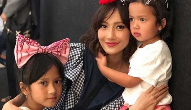 Bangunkan Anak Sahur, Artika Sari Devi Pakai Air Dingin