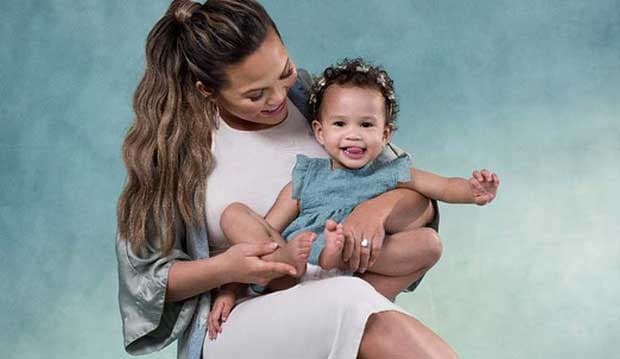 Bikin Gemas! Lihat Putri Sulung Chrissy Teigen Asuh Adik