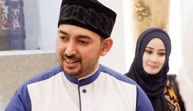 Pasca Cerai, Ini 6 Potret Mesra Ustad Al Habsyi dan Istri Kedua