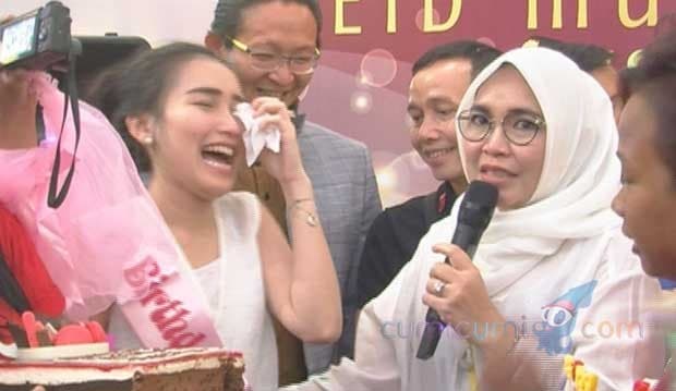 Dapat Surprise Ultah Lagi, Ayu Ting Ting Kembali Menangis