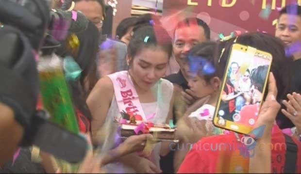 Ayu Ting Ting Sering Diterpa Gosip Miring, Umi Kalsum Menangis