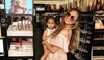 Lucunya Tingkah Baby Luna Saat Chrissy Teigen Sedang Menyusui