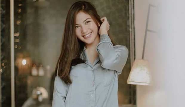 Belahan Tinggi Pamer Paha, Foto Jessica Mila Banjir Pria Mata Keranjang