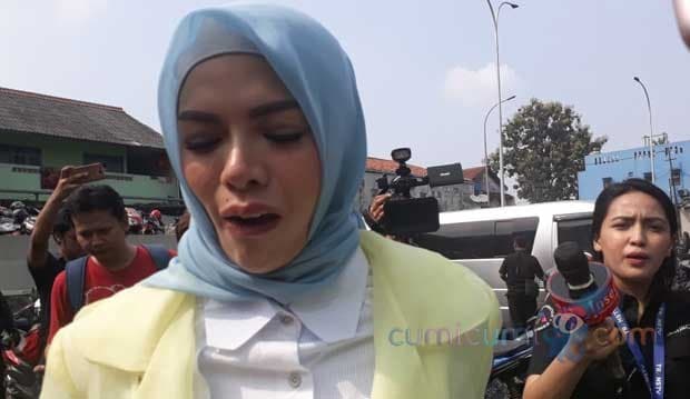 Tenangkan Diri Pasca Berhijab, Nikita Mirzani Konflik dengan Suami?