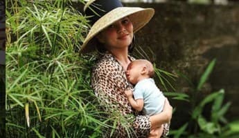 Pamer Guratan di Perut, Chrissy Teigen Buat Ibu-ibu Bangga