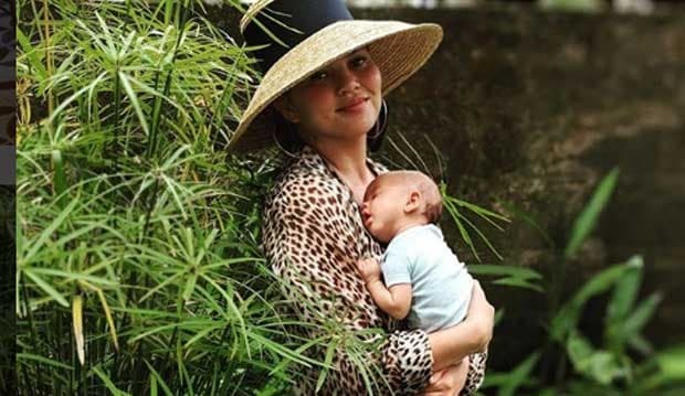 Pamer Guratan di Perut, Chrissy Teigen Buat Ibu-ibu Bangga