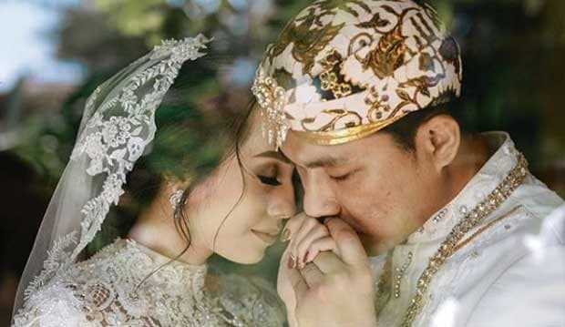 Jangan Ditiru Kalau Belum Sah, Rizal Armada dan Istri Foto Mesra di Ranjang