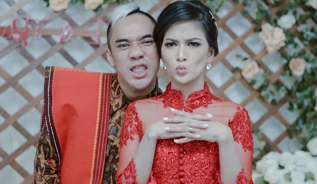 Kenakan Batik Ulos Dipadu Sepatu Sport, Ikmal Tobing Lamar Pacar