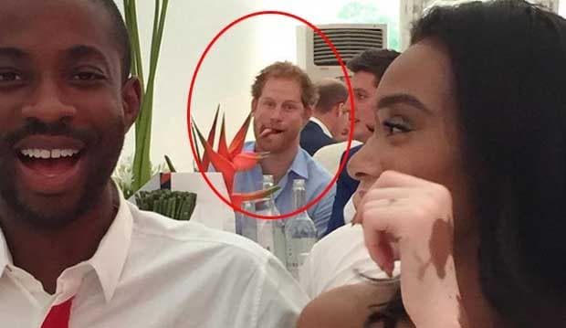 5 Selebriti Ini Punya Kebiasaan Usil Ganggu Foto Selfie Seleb Lainnya