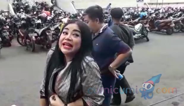 Gandeng Brondong, Anisa Bahar Sudah Cerai dengan Suami?