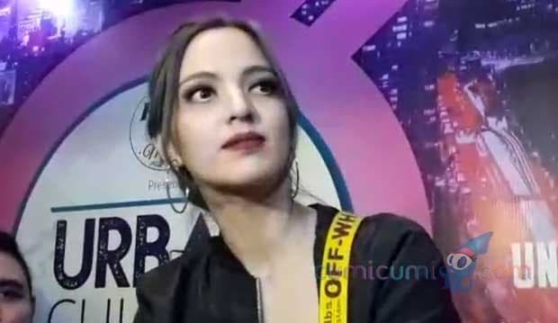 Sudah Hajjah Tapi Masih Tampil Seksi, Nia Ramadhani Tak Pusing Dibully