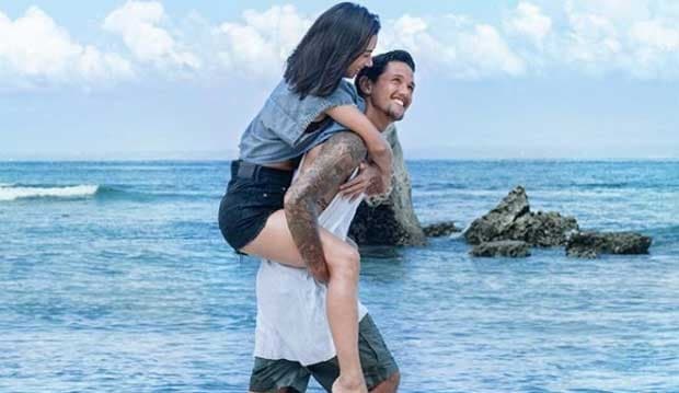 Bikin Jomblo Baper Parah, Irfan dan Jennifer Bachdim Ciuman Sampai Basah