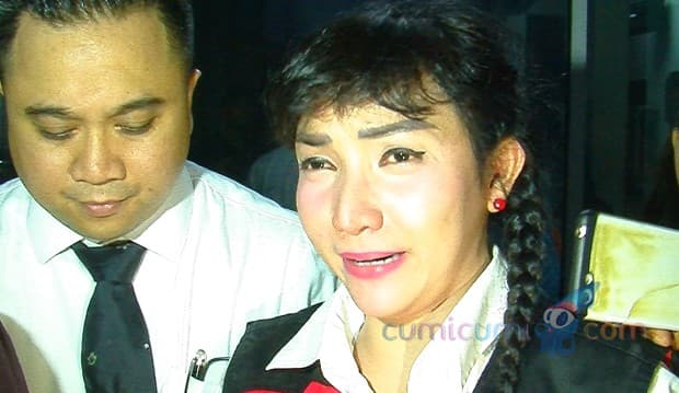 Pingsan Pasca Sidang Tuntutan, Roro Fitria Menangis Meminta Keadilan