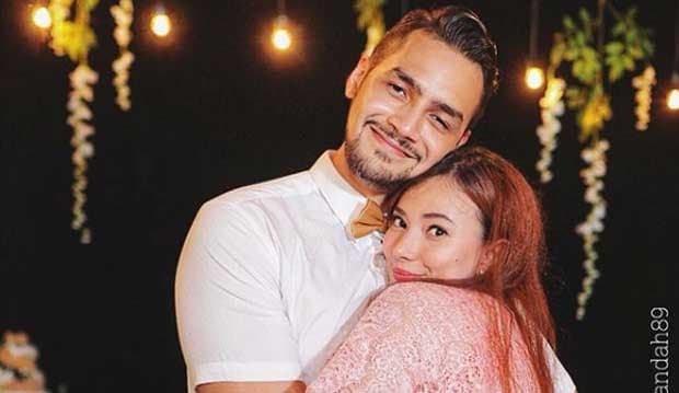 Ultah Ke-29, Asmirandah Pamer Foto Ciuman dengan Jonas Rivanno