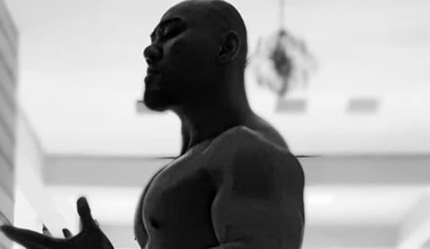 Unggah Foto Tubuh Kekar Cuma Pakai Dalaman, Deddy Corbuzier Bikin  Gagal Fokus