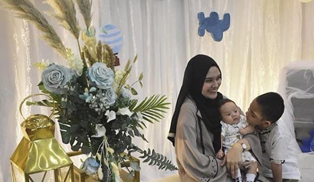Selalu Tidur Bareng, Dua Anak Zee Zee Shahab Tak Terpisahkan