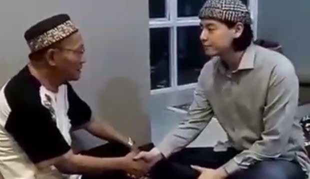 Baca Kalimat Syahadat, Roger Danuarta Masuk Islam?