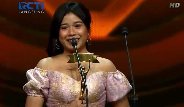 Arsy Widianto dan Brisia Jodie Terima Piala Lagu Tersilet Lewat Single 'Dengan Caraku'