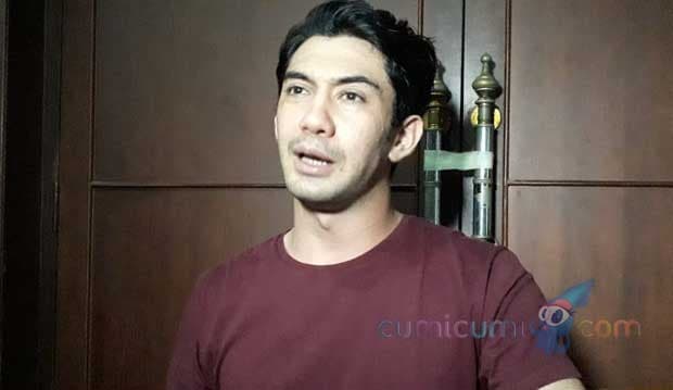 Biasanya Baca Skrip di Waktu Luang, Kini Reza Rahadian Periksa Tugas Mahasiswa