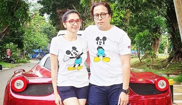 Dikabarkan Putus, Angel Karamoy dan Jose Poernomo Pamer Naik Ferrari Pakai Baju Couple
