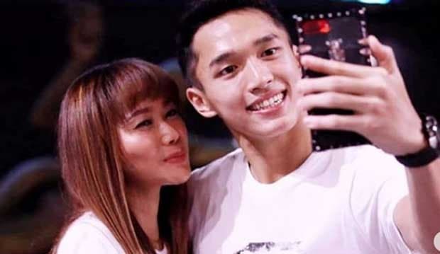 Foto Bareng, Inul Daratista Beli Raket Jonatan Christie Seharga Rp 200 Juta