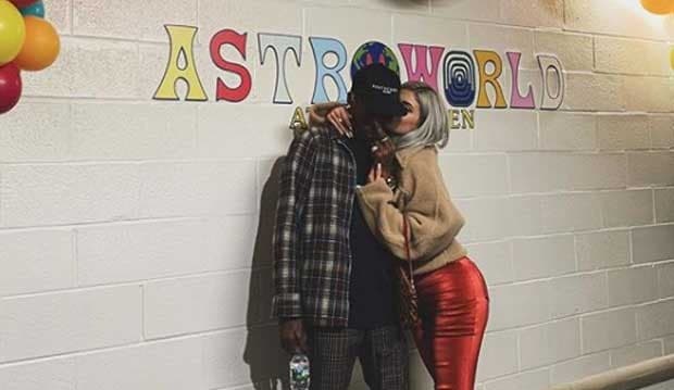 Unggah Foto Pakai Emotikon Cincin, Kylie Jenner Dilamar Travis Scott?