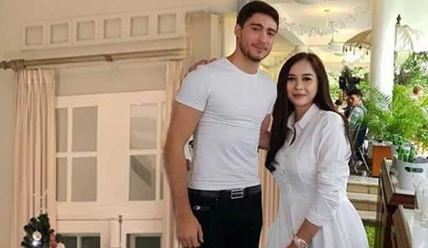 Suami Bule Mualaf, Aura Kasih Tak Sabar Ingin Ajarkan Salat