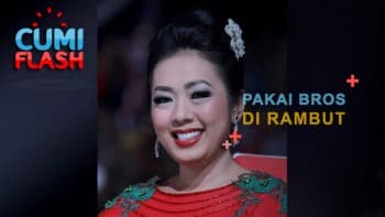 Kreatifnya Soimah Pakai Bros untuk Hiasan Rambut