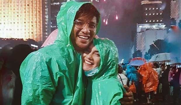 Hujan-hujanan di Bundaran HI, Ini Cerita Seru Irish Bella dan Ammar Zoni Rayakan Tahun Baru