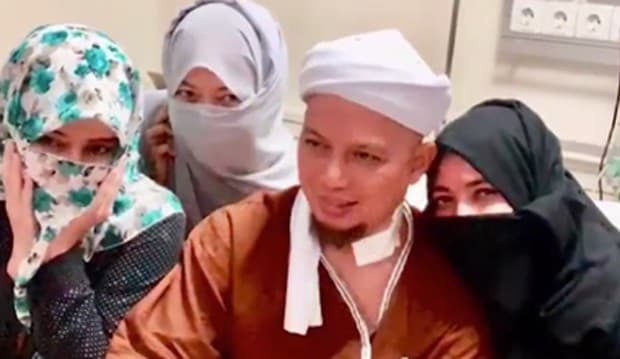 Dijenguk Sahabat, Ustad Arifin Ilham Hanya Lambaikan Tangan