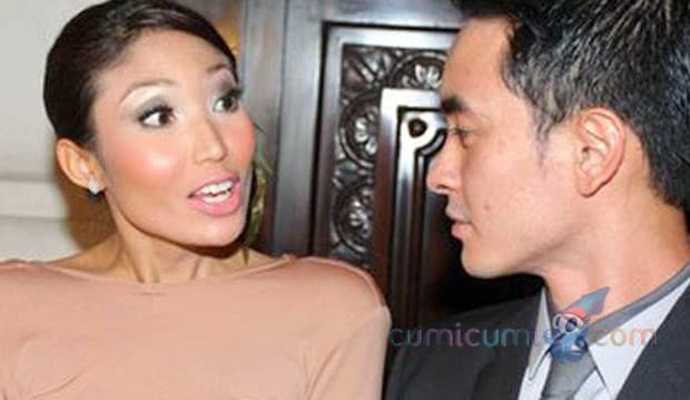 Posting Foto Saat Dilamar Zumi Zola, Ayu Dewi Kangen Mantan?