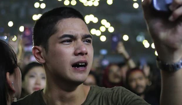 Lagu Hadapi dengan Senyuman Ciptaan Dhani Dimainkan, Al Ghazali Menangis Histeris