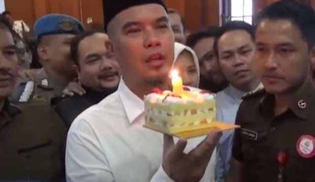 Menangis Tersedu di Ruang Sidang, Dhani Ungkap Sebab Tak Bisa Menahan Kesedihan