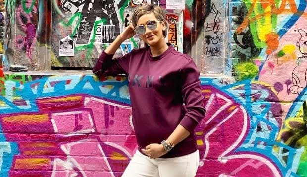 5 Pose Seksi Kimmy Jayanti Pamer Baby Bump Saat Liburan di Australia