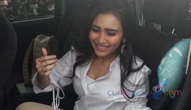 Potret Bilqis Digendong Pria Misterius, Calon Suami Ayu Ting Ting?