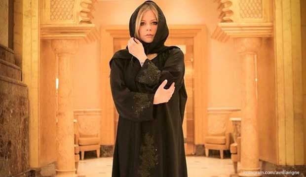 Pakai Gamis dan Kerudung, Avril Lavigne Didoakan Istiqomah